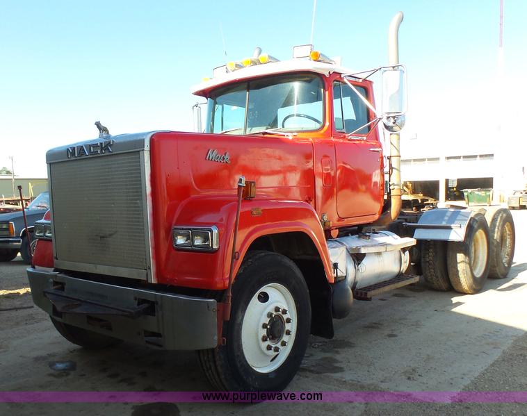image for item K3115 1986 Mack Superliner RW613 semi truck