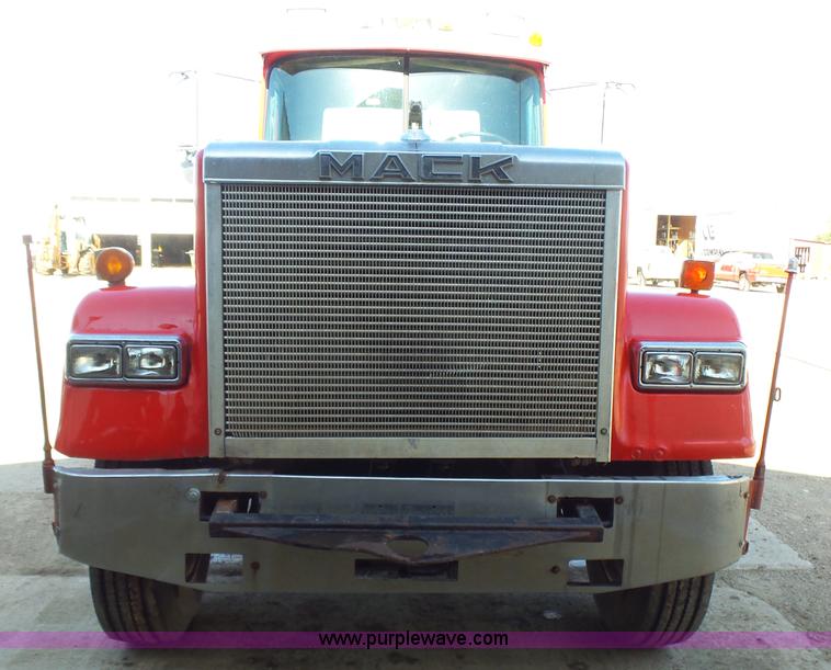 image for item K3115 1986 Mack Superliner RW613 semi truck