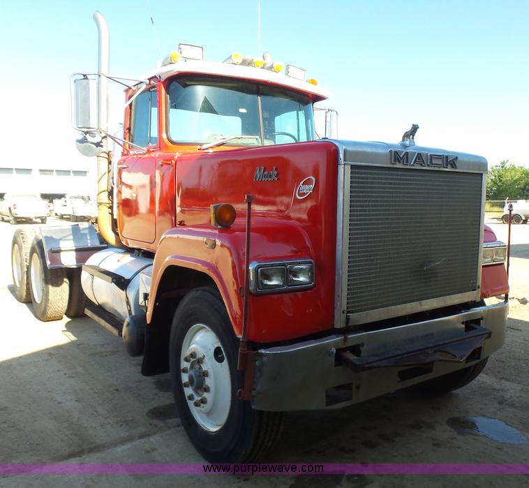 image for item K3115 1986 Mack Superliner RW613 semi truck