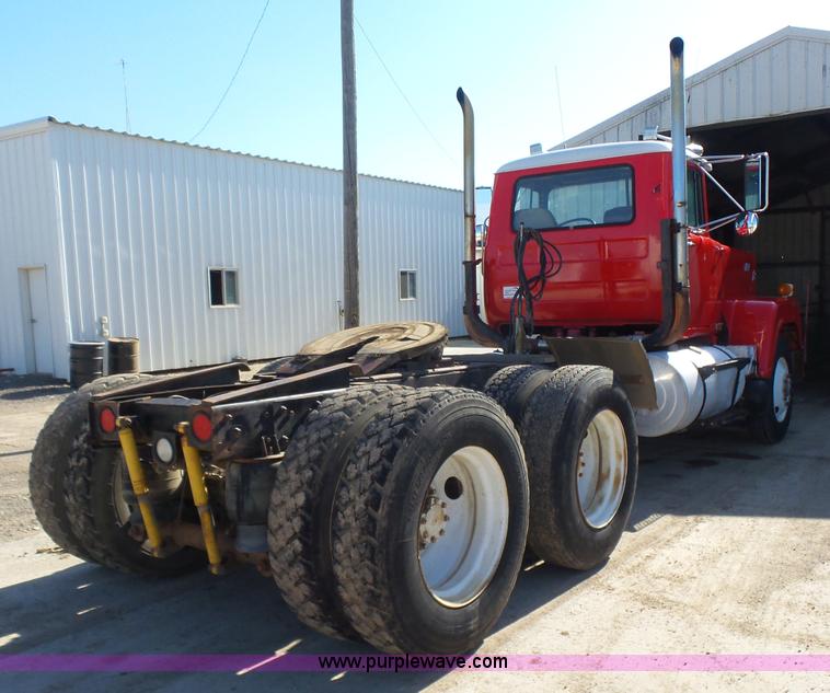 image for item K3115 1986 Mack Superliner RW613 semi truck