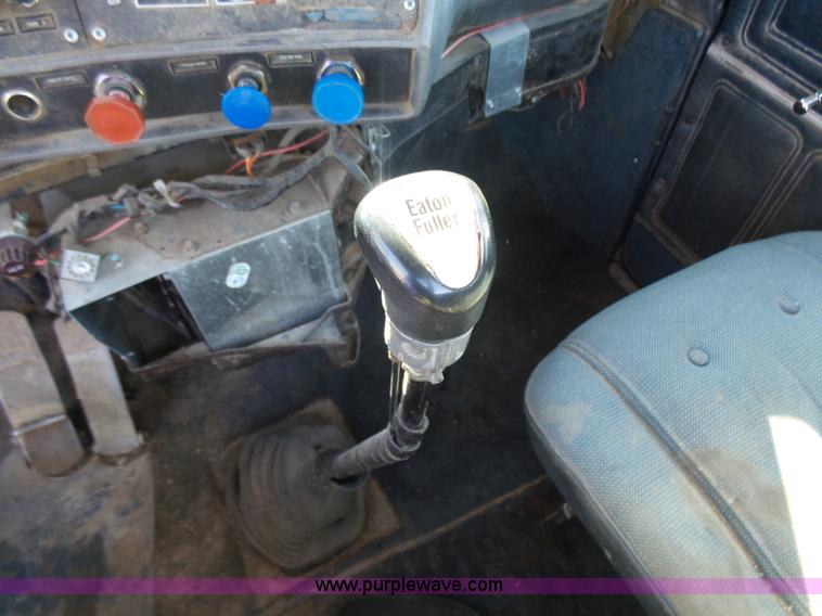 image for item K3115 1986 Mack Superliner RW613 semi truck