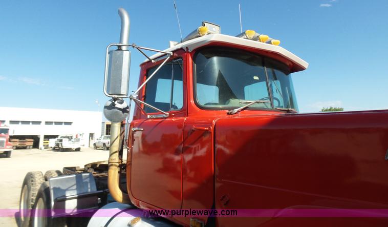 image for item K3115 1986 Mack Superliner RW613 semi truck