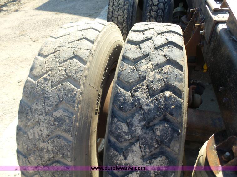 image for item K3115 1986 Mack Superliner RW613 semi truck