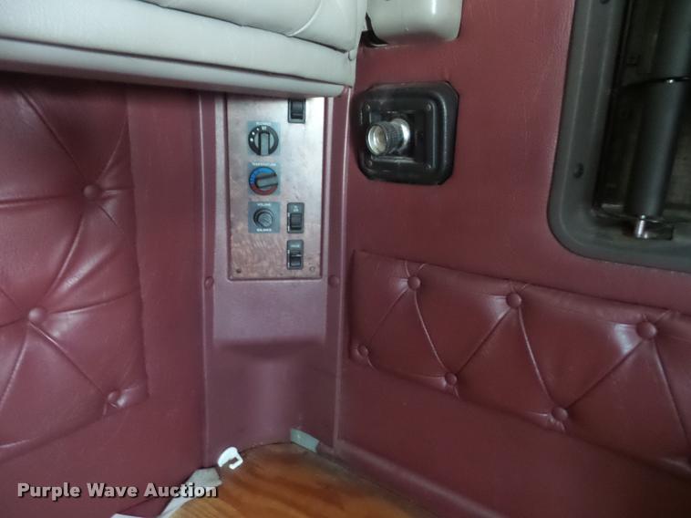 image for item K3519 1998 International Eagle 9400 semi truck