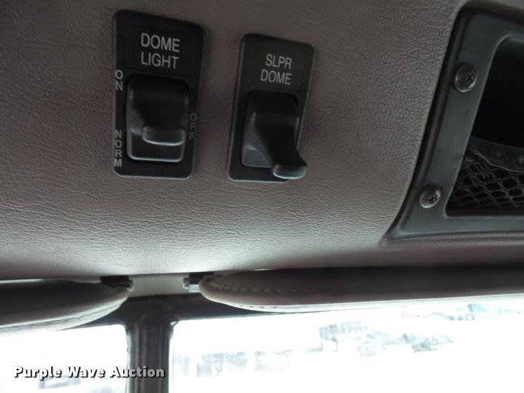 image for item K3519 1998 International Eagle 9400 semi truck