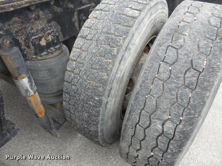 image for item K3519 1998 International Eagle 9400 semi truck