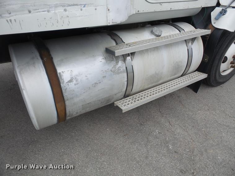 image for item K3519 1998 International Eagle 9400 semi truck