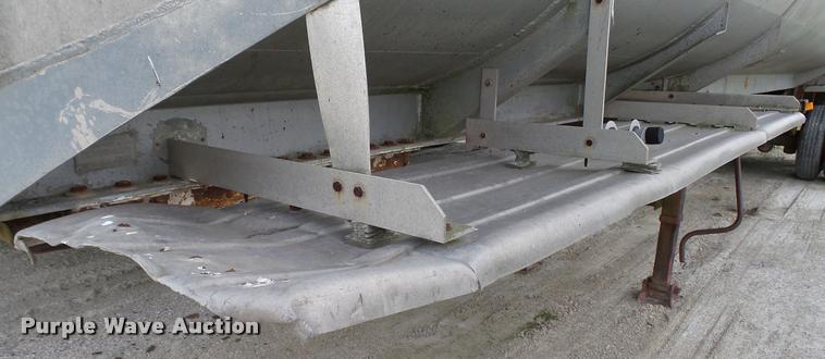 image for item K4047 1971 Fruehauf tank trailer