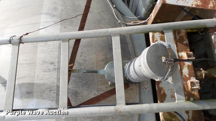 image for item K4047 1971 Fruehauf tank trailer