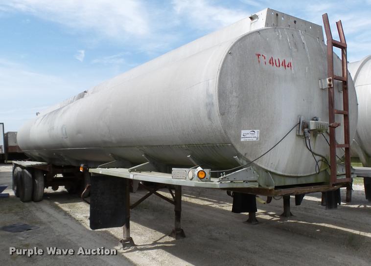 image for item K4048 1972 Heil tank trailer