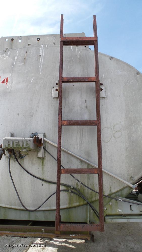 image for item K4048 1972 Heil tank trailer