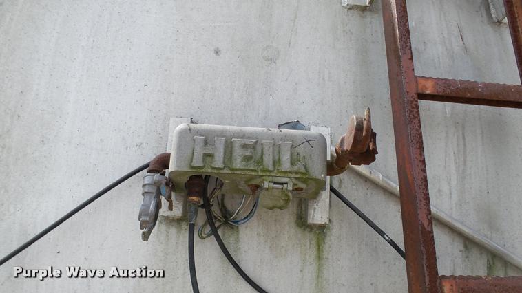 image for item K4048 1972 Heil tank trailer