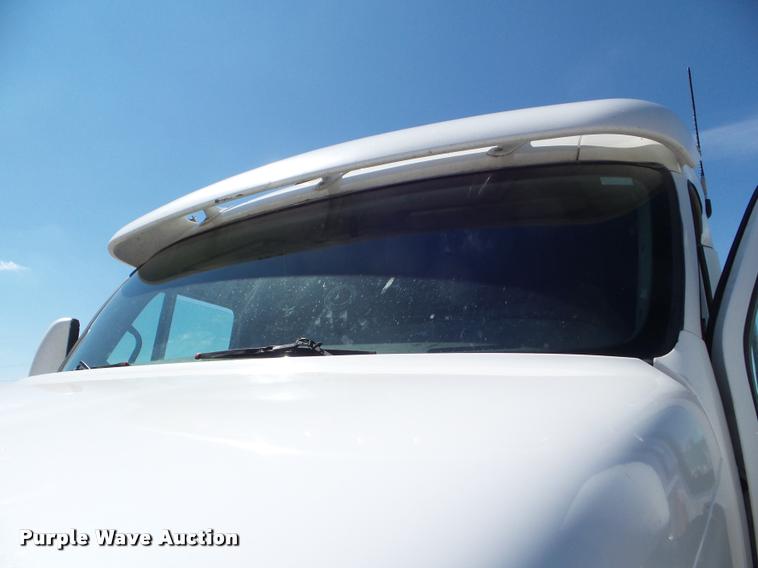 image for item L6978 2001 Peterbilt 387 semi truck