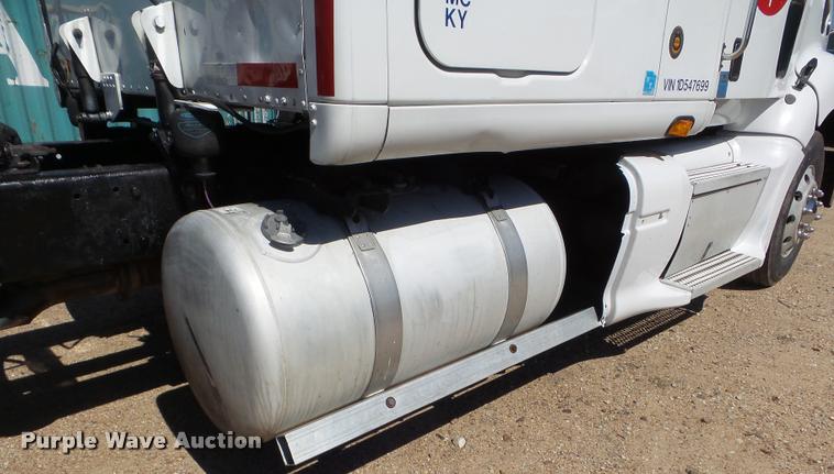 image for item L6978 2001 Peterbilt 387 semi truck