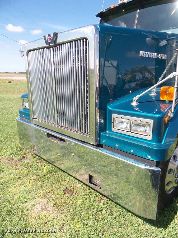 image for item L6979 1998 Western Star 4964FX semi truck