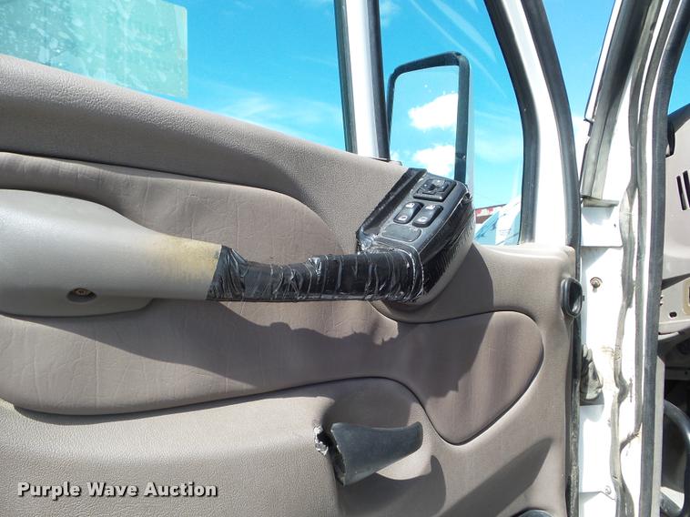 image for item L6980 2001 Peterbilt 387 semi truck