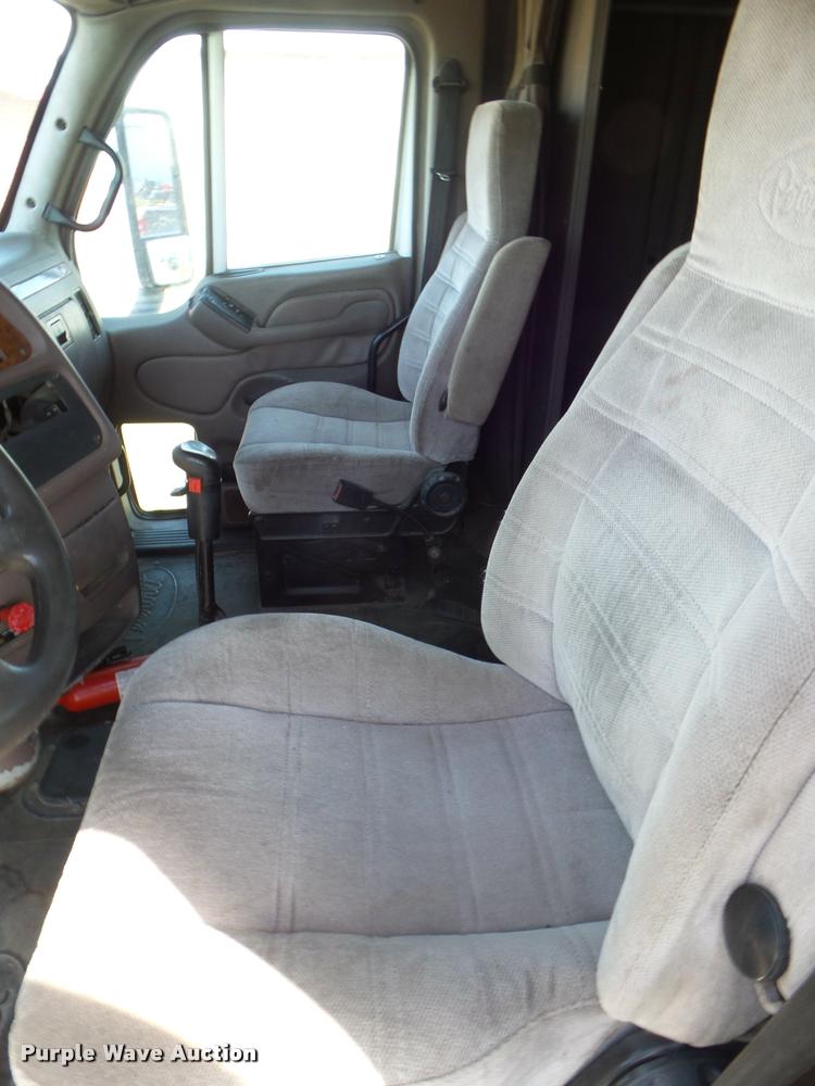 image for item L6980 2001 Peterbilt 387 semi truck