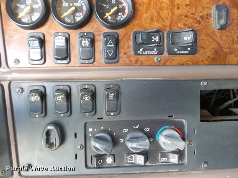 image for item L6980 2001 Peterbilt 387 semi truck