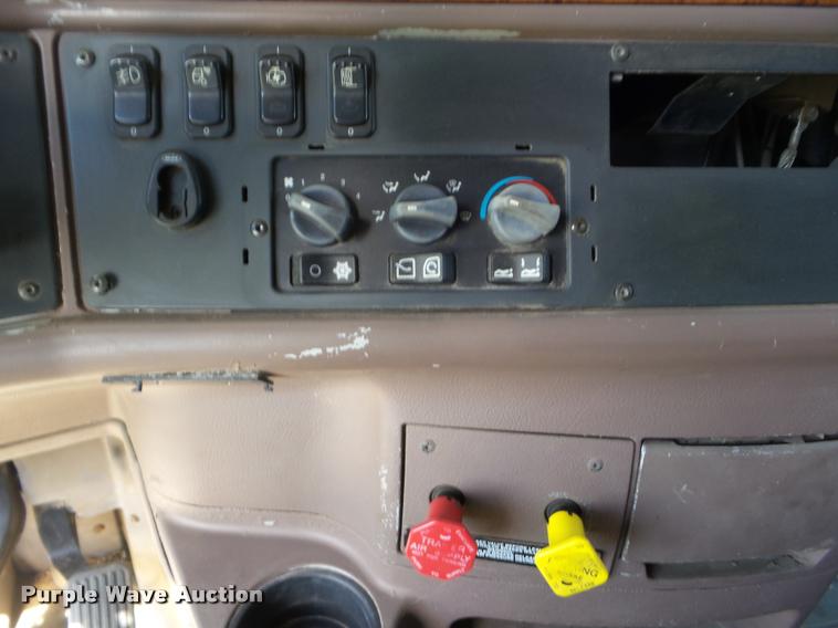 image for item L6980 2001 Peterbilt 387 semi truck