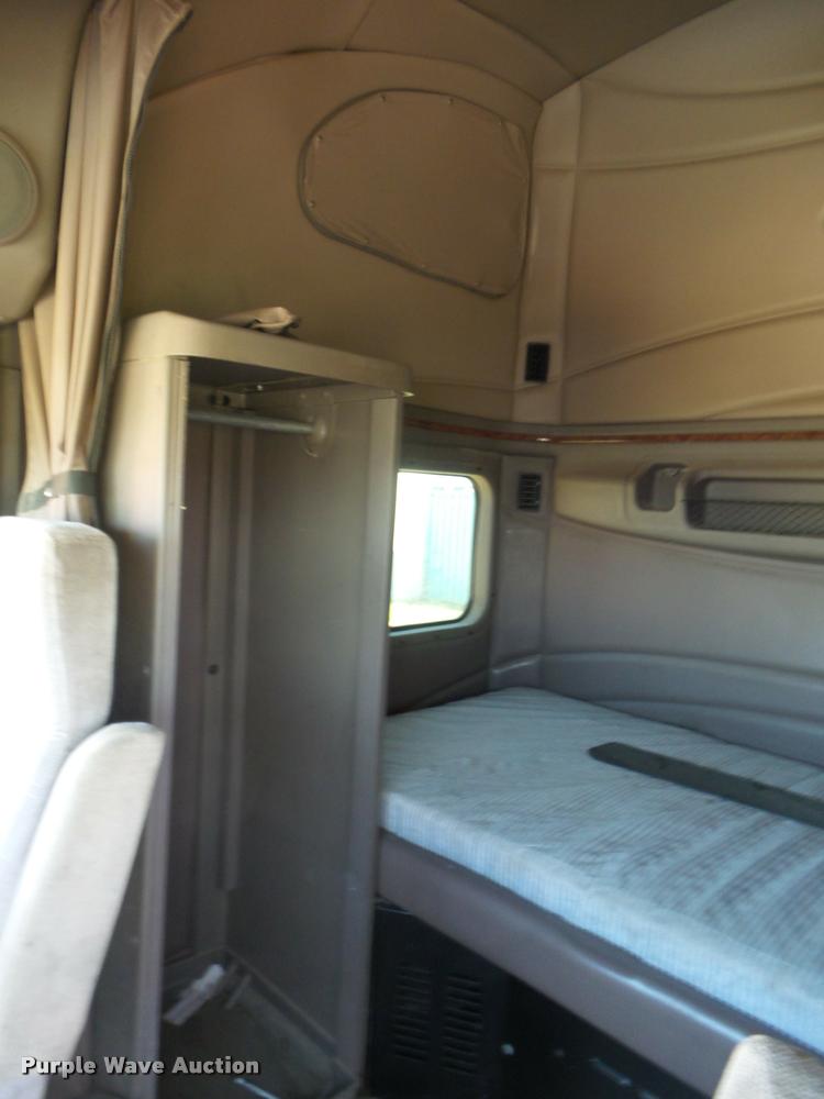 image for item L6980 2001 Peterbilt 387 semi truck