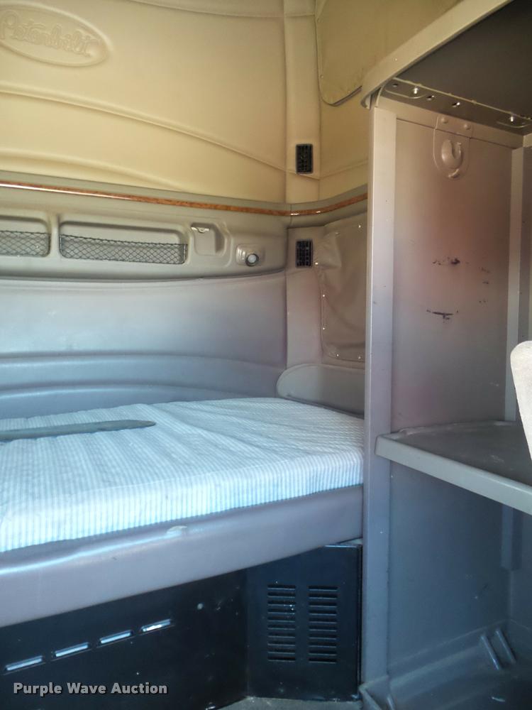 image for item L6980 2001 Peterbilt 387 semi truck