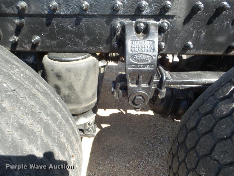 image for item L6980 2001 Peterbilt 387 semi truck