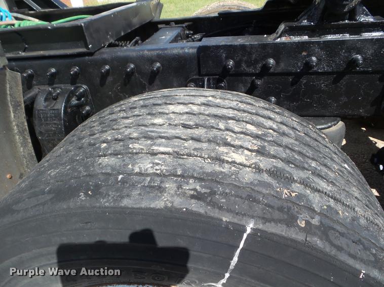 image for item L6980 2001 Peterbilt 387 semi truck