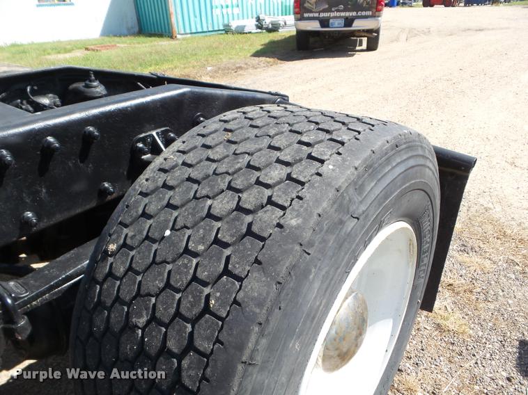 image for item L6980 2001 Peterbilt 387 semi truck