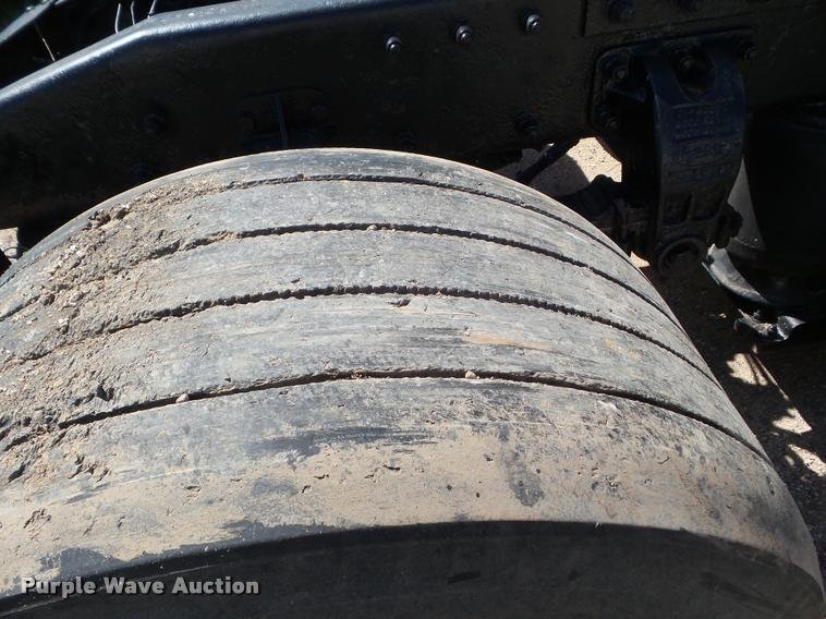 image for item L6980 2001 Peterbilt 387 semi truck