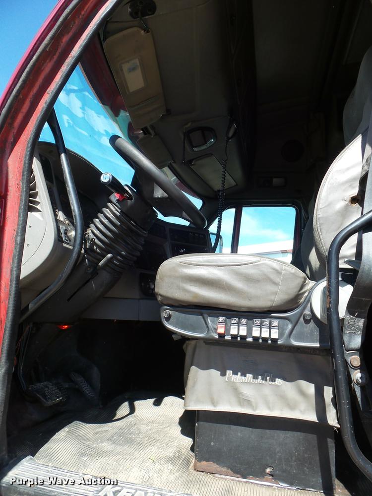 image for item L6981 2004 Kenworth T2000 semi truck