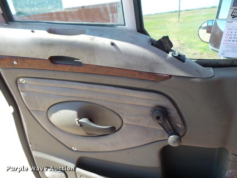 image for item L6981 2004 Kenworth T2000 semi truck