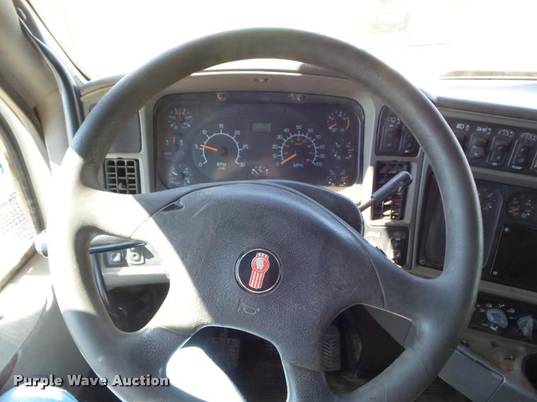 image for item L6981 2004 Kenworth T2000 semi truck