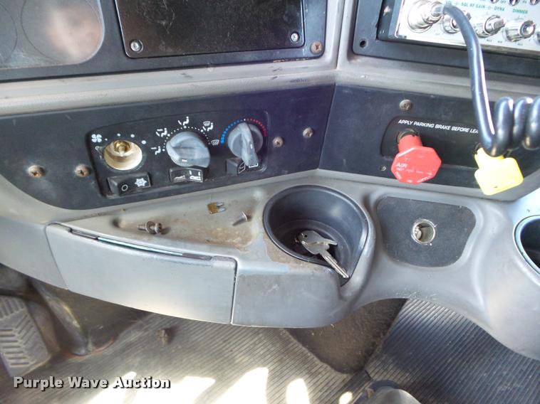 image for item L6981 2004 Kenworth T2000 semi truck