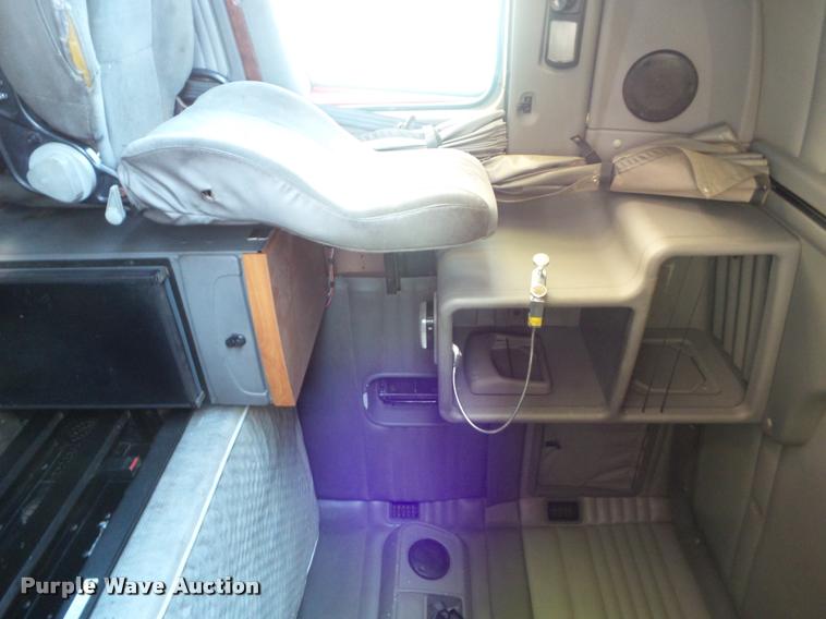 image for item L6981 2004 Kenworth T2000 semi truck