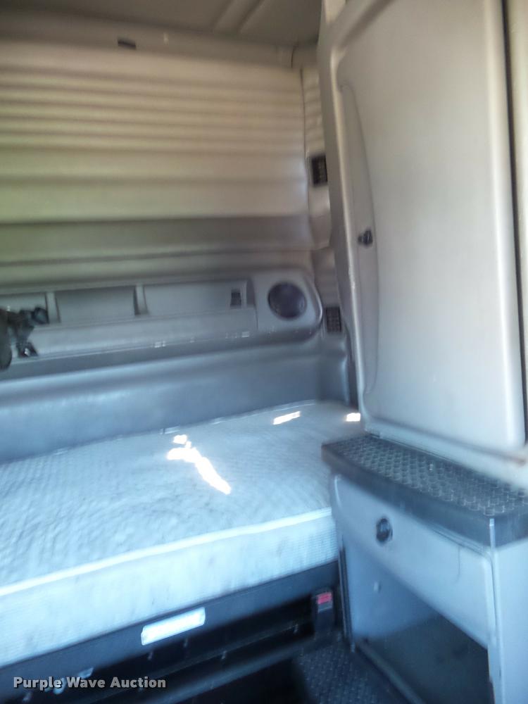 image for item L6981 2004 Kenworth T2000 semi truck