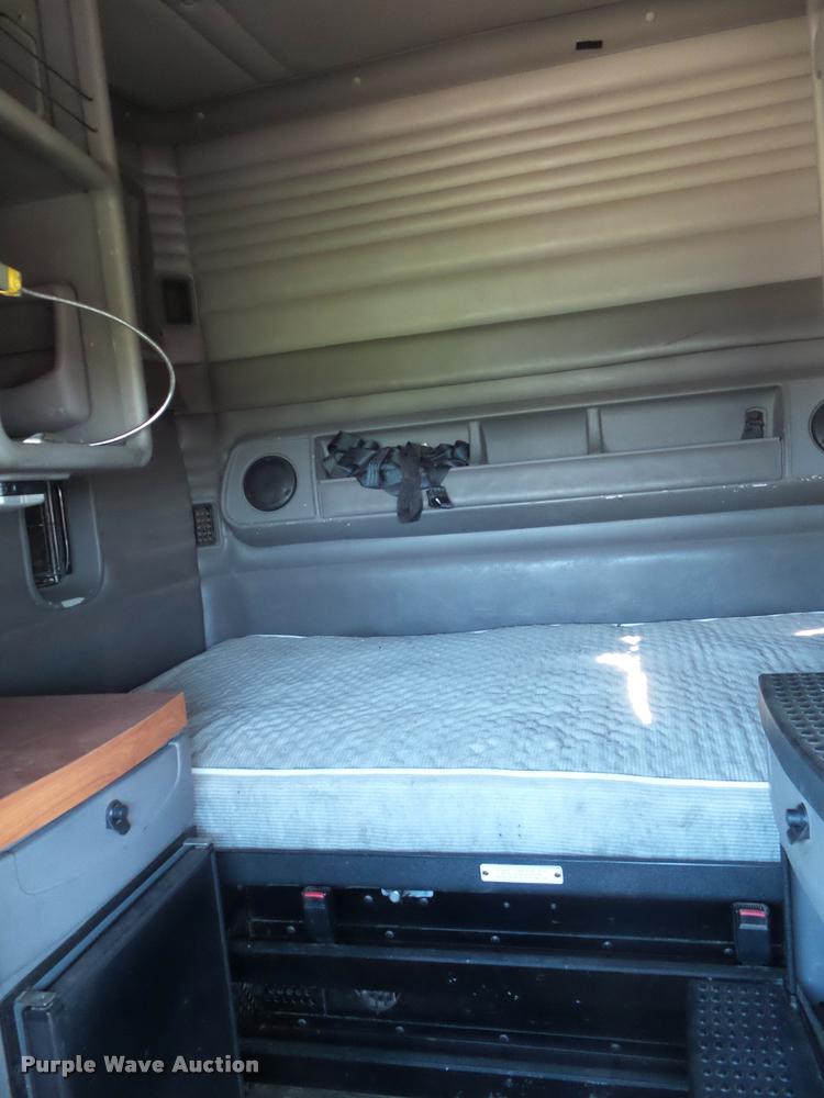 image for item L6981 2004 Kenworth T2000 semi truck