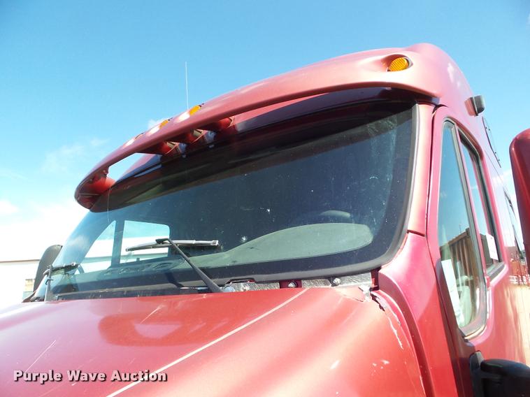 image for item L6981 2004 Kenworth T2000 semi truck