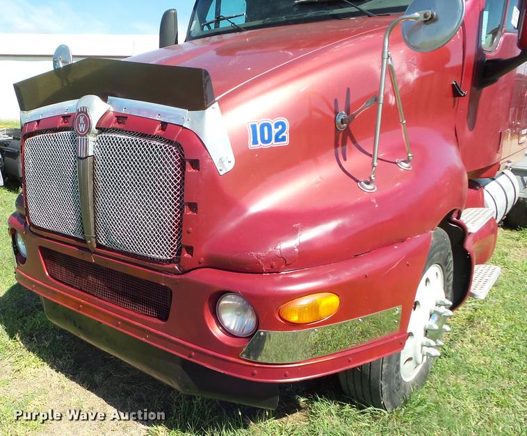 image for item L6981 2004 Kenworth T2000 semi truck