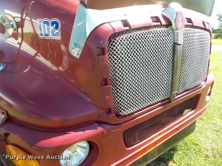 image for item L6981 2004 Kenworth T2000 semi truck