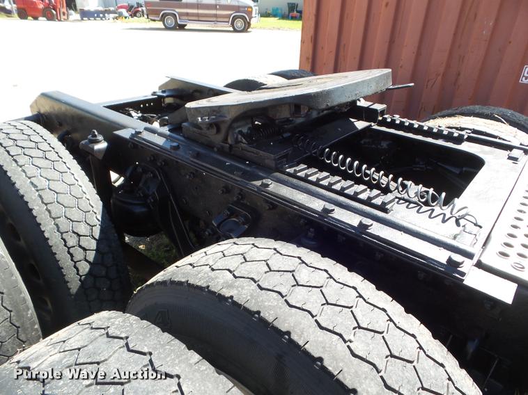 image for item L6981 2004 Kenworth T2000 semi truck