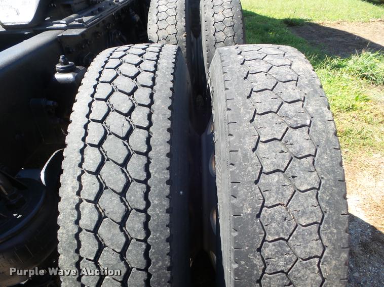 image for item L6981 2004 Kenworth T2000 semi truck