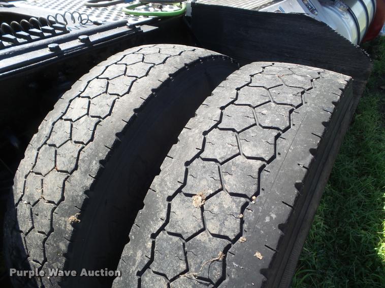 image for item L6981 2004 Kenworth T2000 semi truck