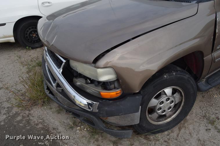 image for item L2605 2003 Chevrolet Tahoe SUV