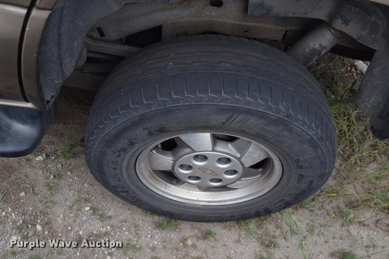 image for item L2605 2003 Chevrolet Tahoe SUV