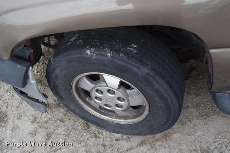 image for item L2605 2003 Chevrolet Tahoe SUV