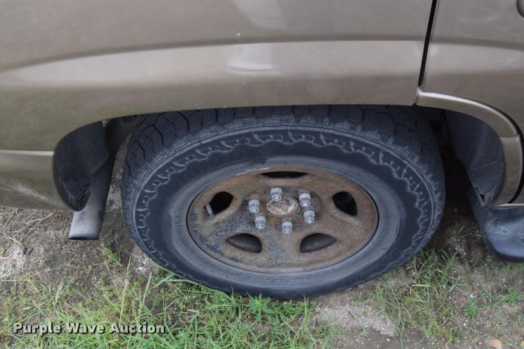 image for item L2605 2003 Chevrolet Tahoe SUV