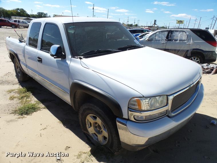 image for item L2731 1999 GMC Sierra 1500 Ext. Cab pickup truck