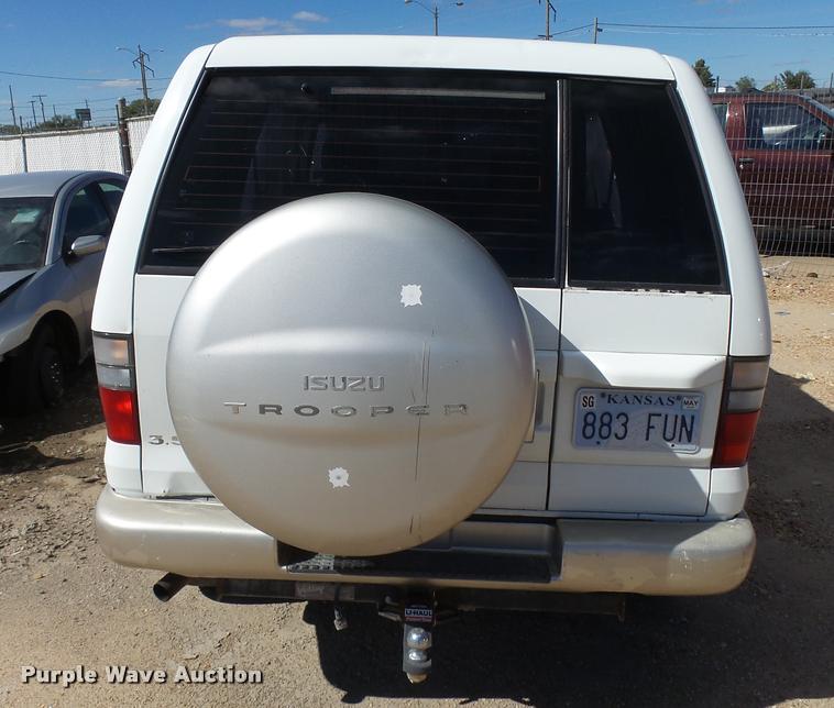 image for item L2733 2000 Isuzu Trooper SUV