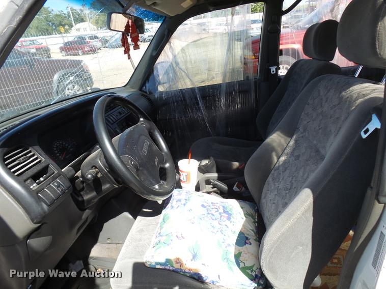 image for item L2733 2000 Isuzu Trooper SUV