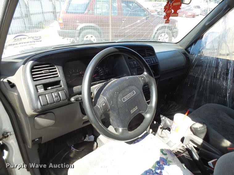 image for item L2733 2000 Isuzu Trooper SUV